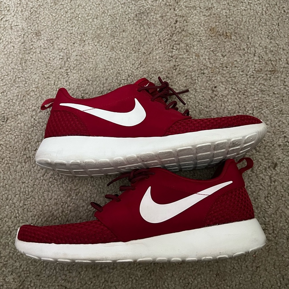 Nike roshe mens size 10. Red/white great condition. Like new